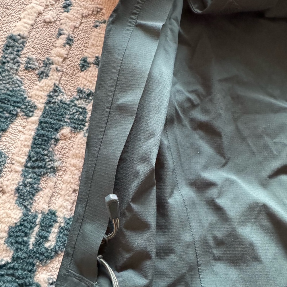 Mountain Hardwear Women’s Deep Green Rain Jacket - Size Medium - Picture 6 of 13
